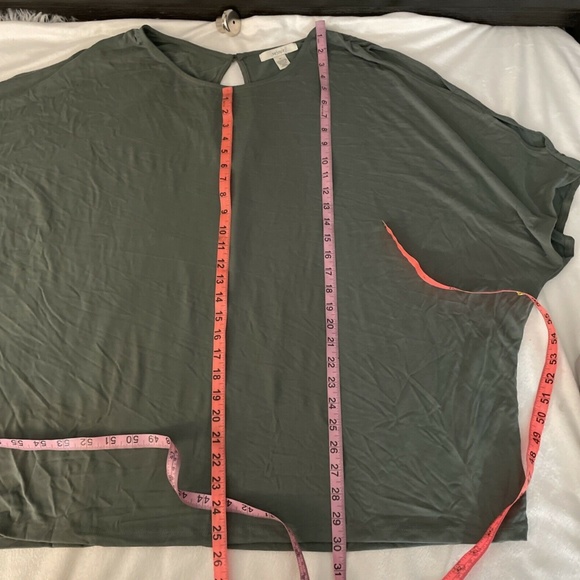 NWT Sejour [ PLUS SZ 2X‎ ] Cutout Sleeve Tee Top in Dark Olive Green - Picture 4 of 12